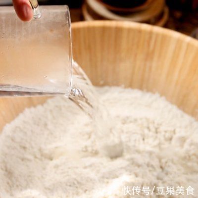 冰花生煎家庭版的做法来啦，一看就会，好吃又美味