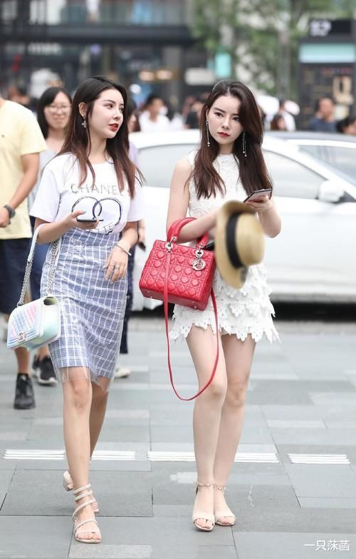 20岁妹子不好好穿裙子,故意罩个塑料外套,哪知穿出街巨潮