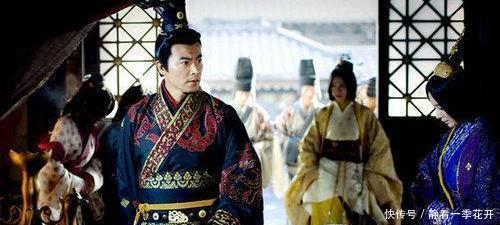 皇帝|皇帝生病大臣去看望，一位因太激动把脚崴了没去成，保住了一条命！