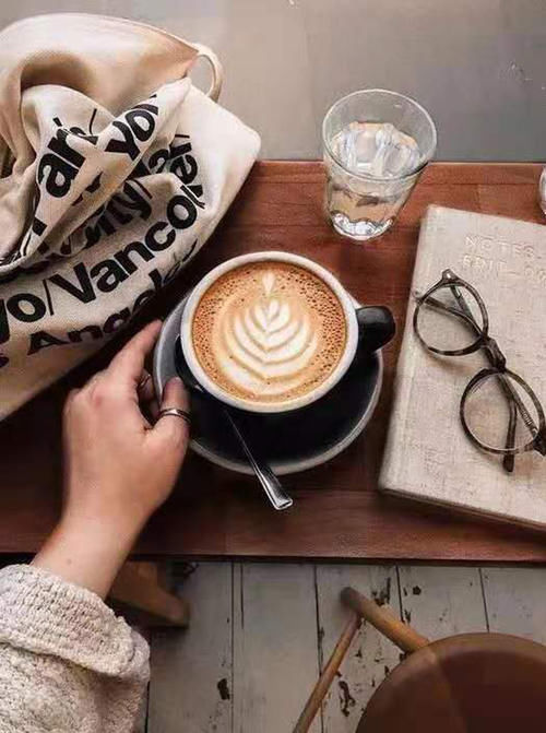 为什么女人冬天无法拒绝“焦糖色”，看看这些搭配示范吧，太美了！