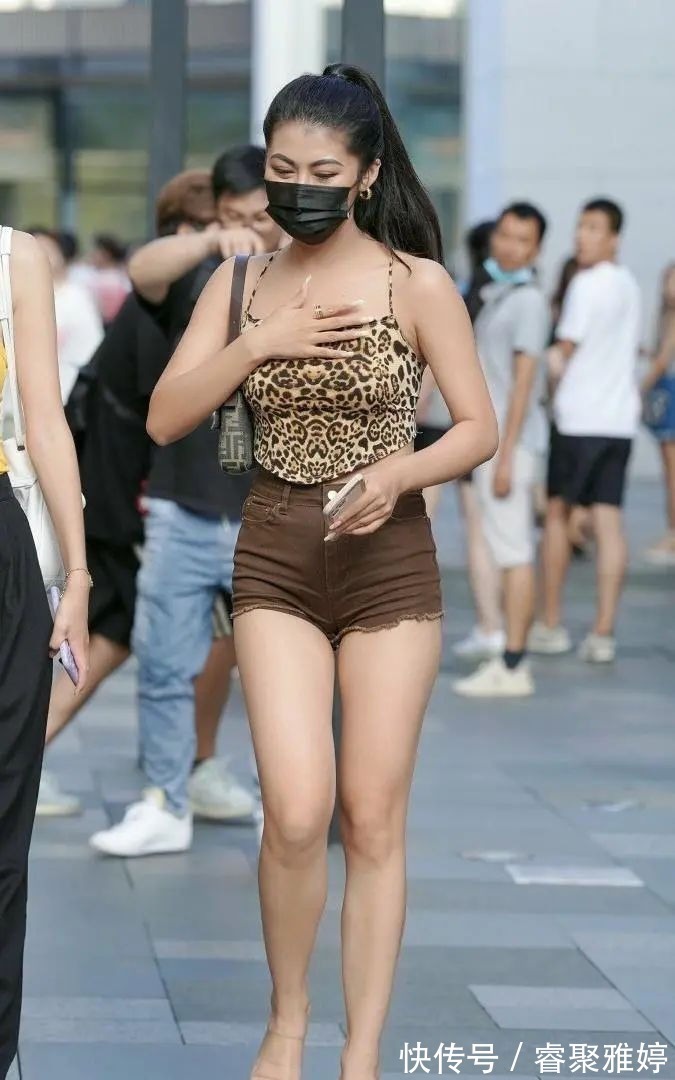 女人 穿豹纹吊带配热裤的成熟女人,露背的清凉造型给人性感火辣的感觉