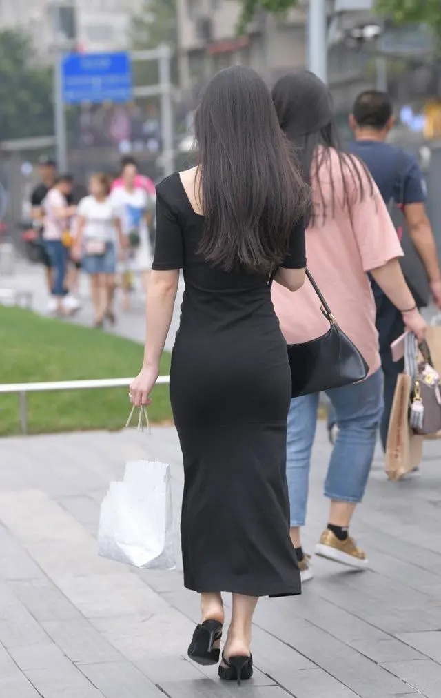 长裙 深色修身长裙搭配高跟鞋时尚有气质,彰显出众的品味!