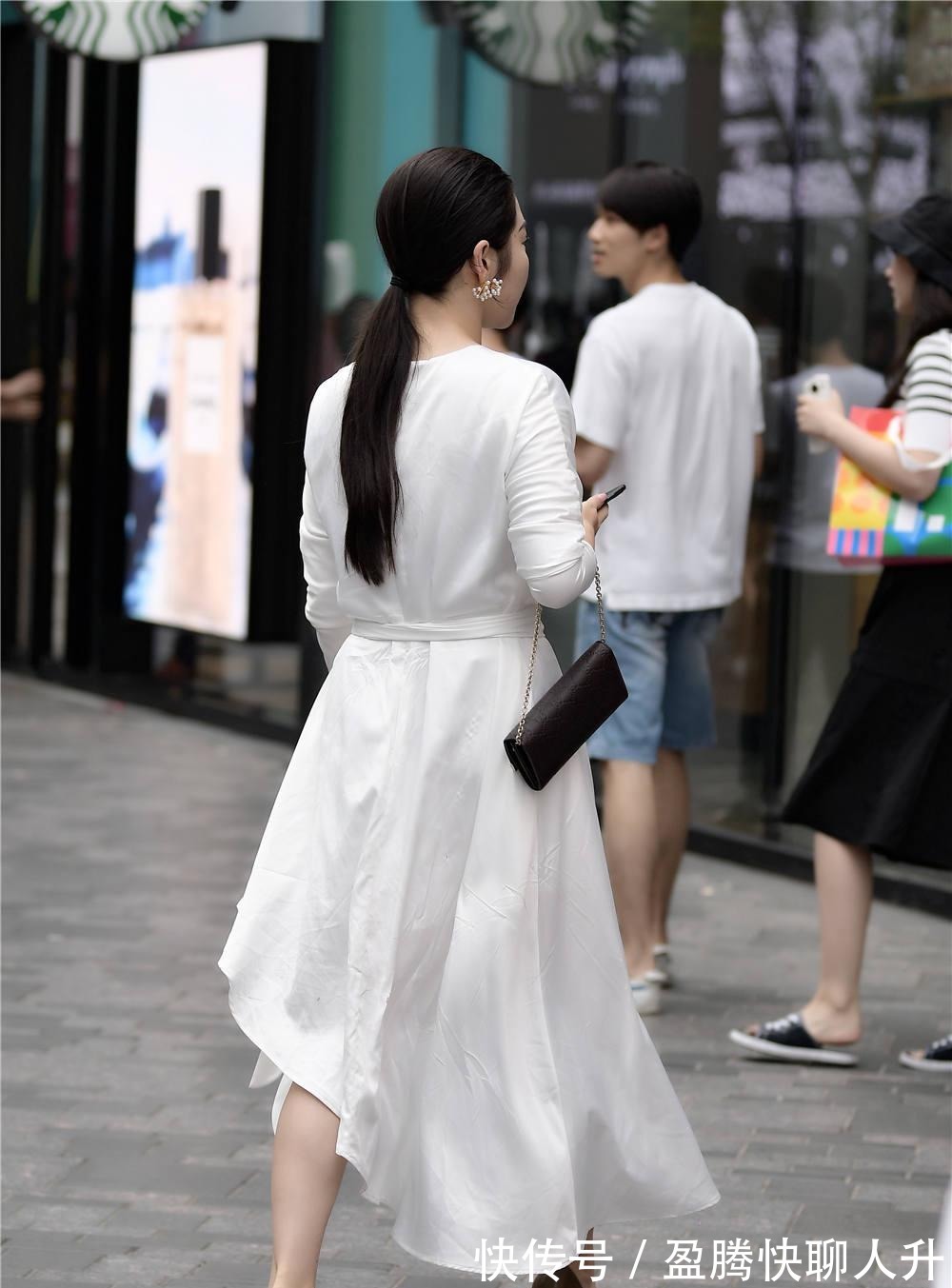 高跟鞋|褐色尖头细跟鞋，搭配白色连衣长裙，穿出仙女风