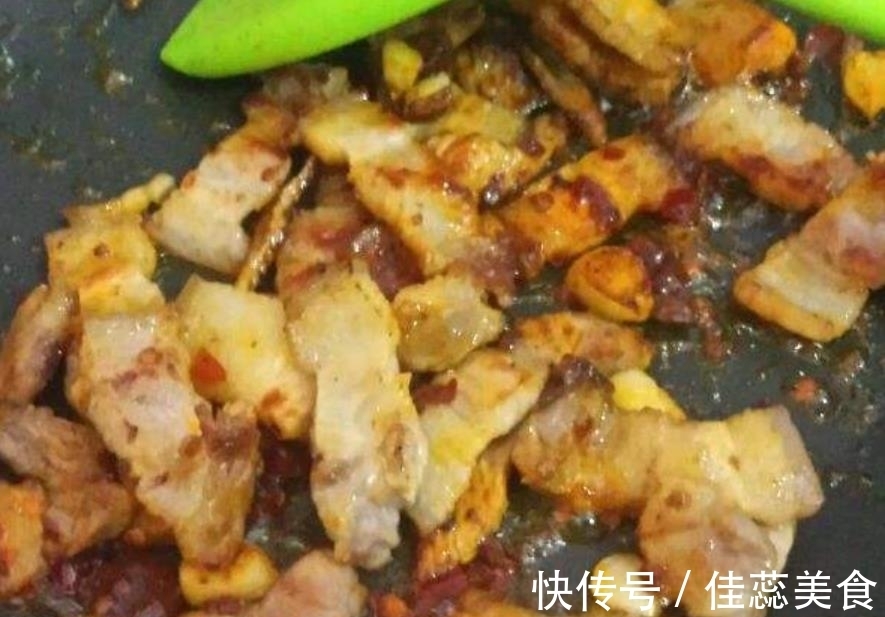 蒜苗|五花肉新做法,3分钟学会,肥而不腻吃一次就上瘾,比红烧肉还香
