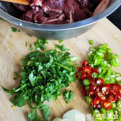 凉拌香辣牛肉|这道凉拌香辣牛肉，汤汁都要舔干净