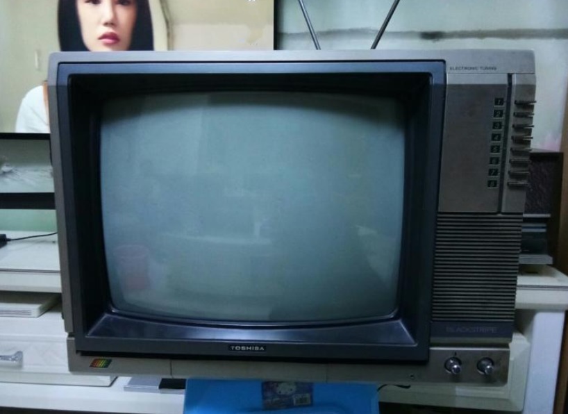 印度姑娘!印度姑娘在中国同学家中做客,坦言太穷了,连大彩电都没有