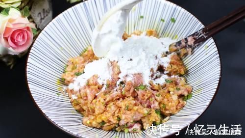 猪肉丸|炸肉丸子时，记住“这3个小技巧”，丸子酥香松软，久放也不变硬