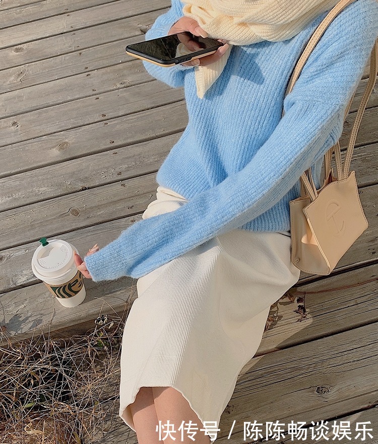 来凹造型|“雾霾蓝”已经过时了!冬天流行“奶油蓝色”毛衣,让你白得发亮