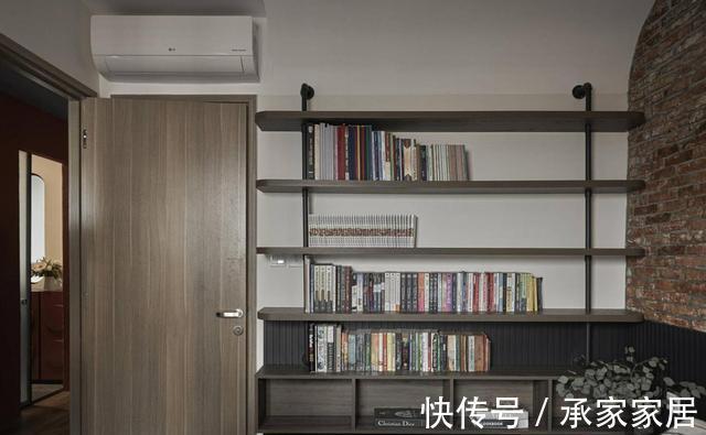 兄弟俩|兄弟俩合资买套小公寓，没有多余的家具，全屋黑红灰看起来很高级