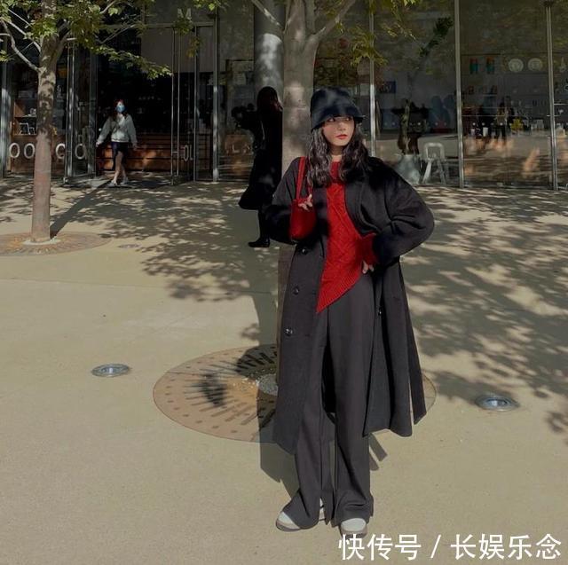 今年冬天“麻花毛衣”真火，搭配对这2件“外套”，温暖还时髦