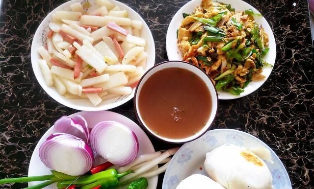 母子俩周四午餐，正儿八经的家常下饭菜，有滋有味一盘馒头不够吃