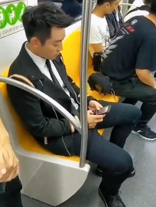 翻车|还记得郑恺吗,今坐地铁环保出行,评论区却翻车:变相炒作?