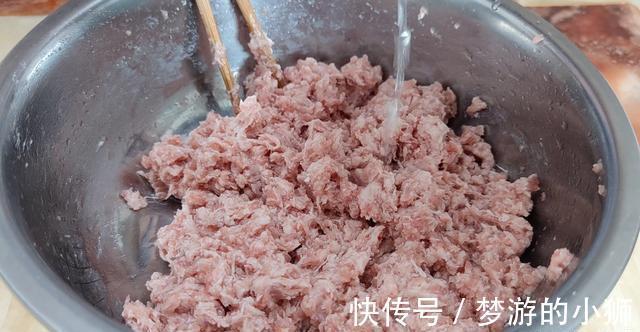好吃|肉包子这样做太好吃了，学会这样调肉馅，包子松软鲜香，好吃解馋
