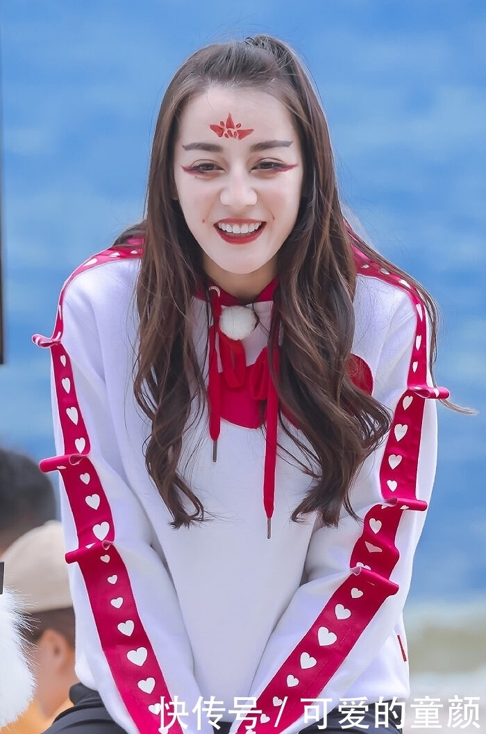 再次翻到迪丽热巴在《跑男》中的桃花妆,花钿妆直接笑喷了!救命