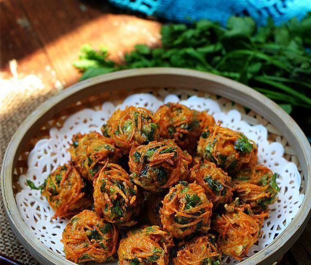 胡萝卜|胡萝卜香菜丸子,用胡萝卜炸成丸子,外脆内软,香酥极了