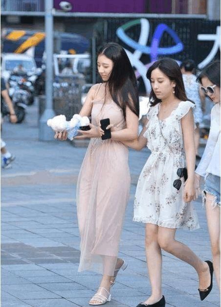 街拍性感姐妹花超赞的身材,你更喜欢哪位呢