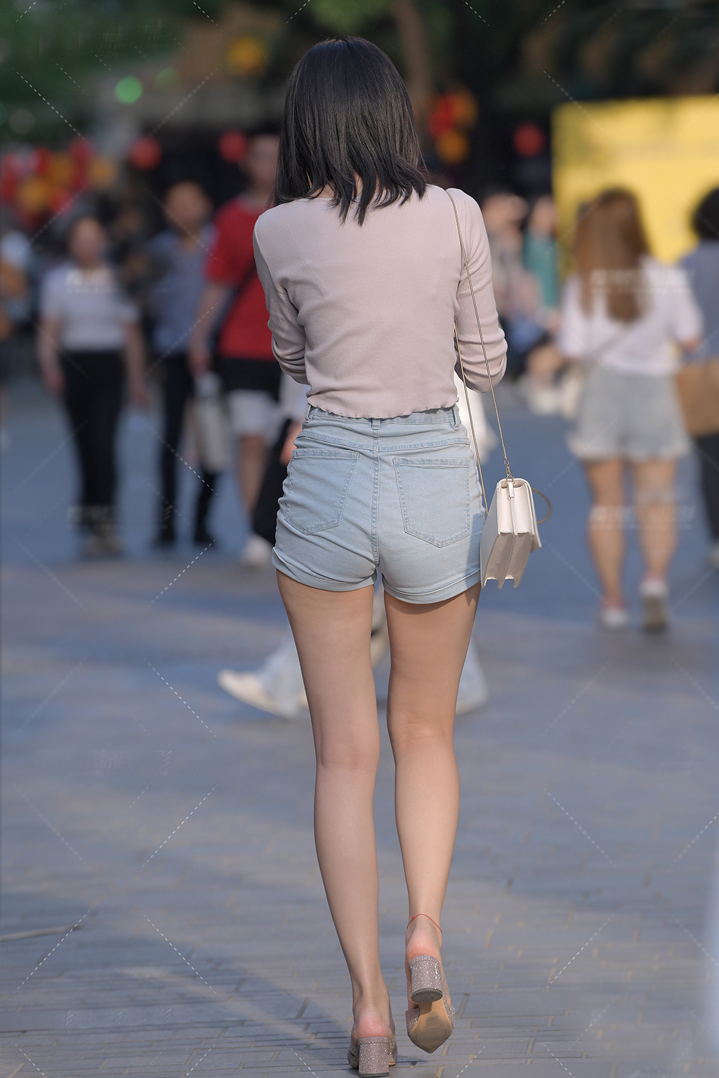 牛仔|初秋牛仔短穿搭配长袖衫,轻松穿出高挑的美,清凉又简约