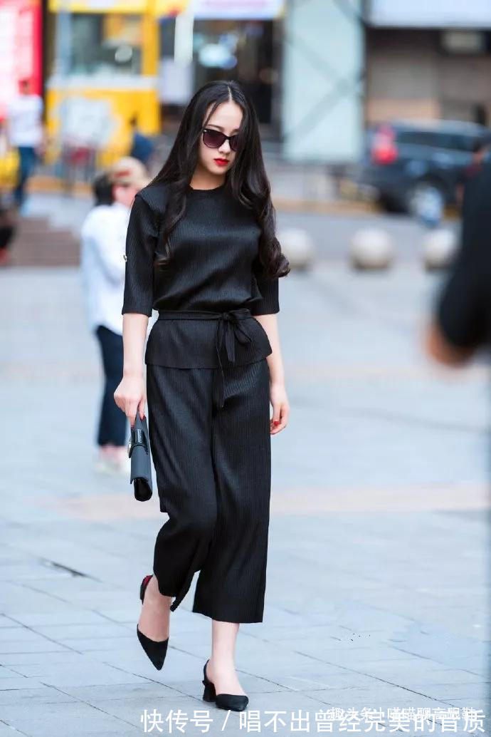 高跟鞋 美女脚上搭配上一双尖头的高跟鞋，提升她的气质又增加身高