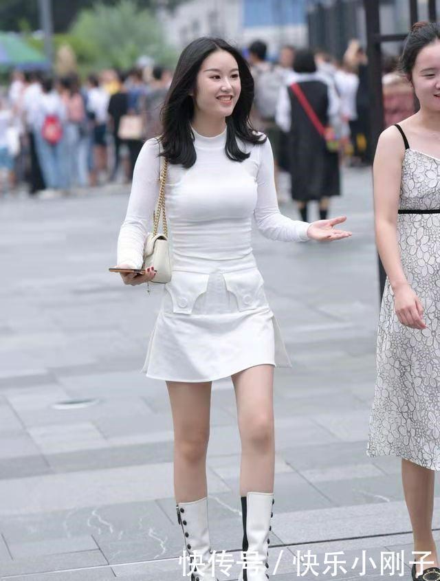 白色紧身长袖打底衫,给人纯净无瑕的气息