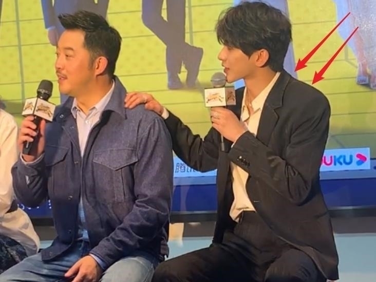 奔跑吧9发布会黄旭熙白衬衣有少年感,蔡徐坤的西装却如同霸总