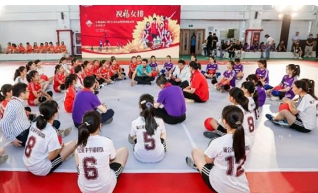 排球|久违！中国女排2大夺冠功勋携手亮相，亲自向球迷传授排球知识