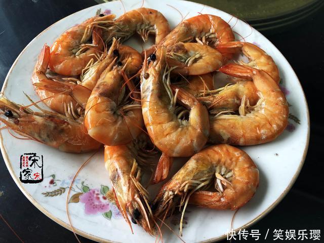 爷爷生日,菜刚端上桌嫂子坐下就吃,姑姑:停!老人还没动筷子