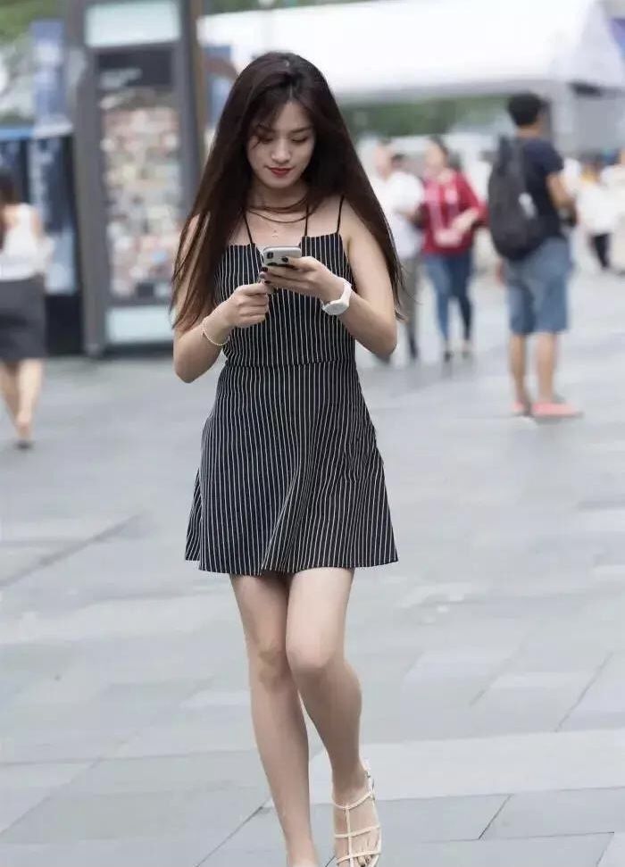 美人|落花纷纷稍觉多,美人欲醉朱颜酡,条纹吊带连衣裙的时尚穿搭