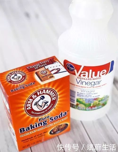 下水道堵了,她随手丢进两块药片,不到1分钟就疏通了