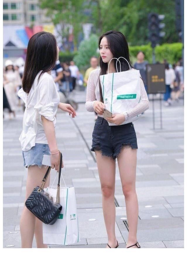 小西装 短裤+小西装？穿搭尽量避免繁琐，而浪费了自己的身材优势！