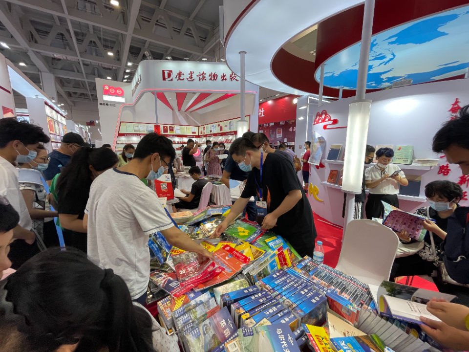 书博会|书博会倒数第二天，市民乐享好书历史最低价，图书都卖疯了