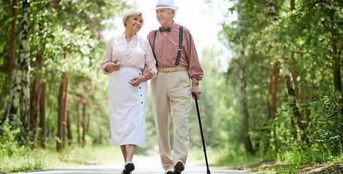 高跟鞋|经常散步的人留个神,走路时若出现5种现象,可能越走离健康越远