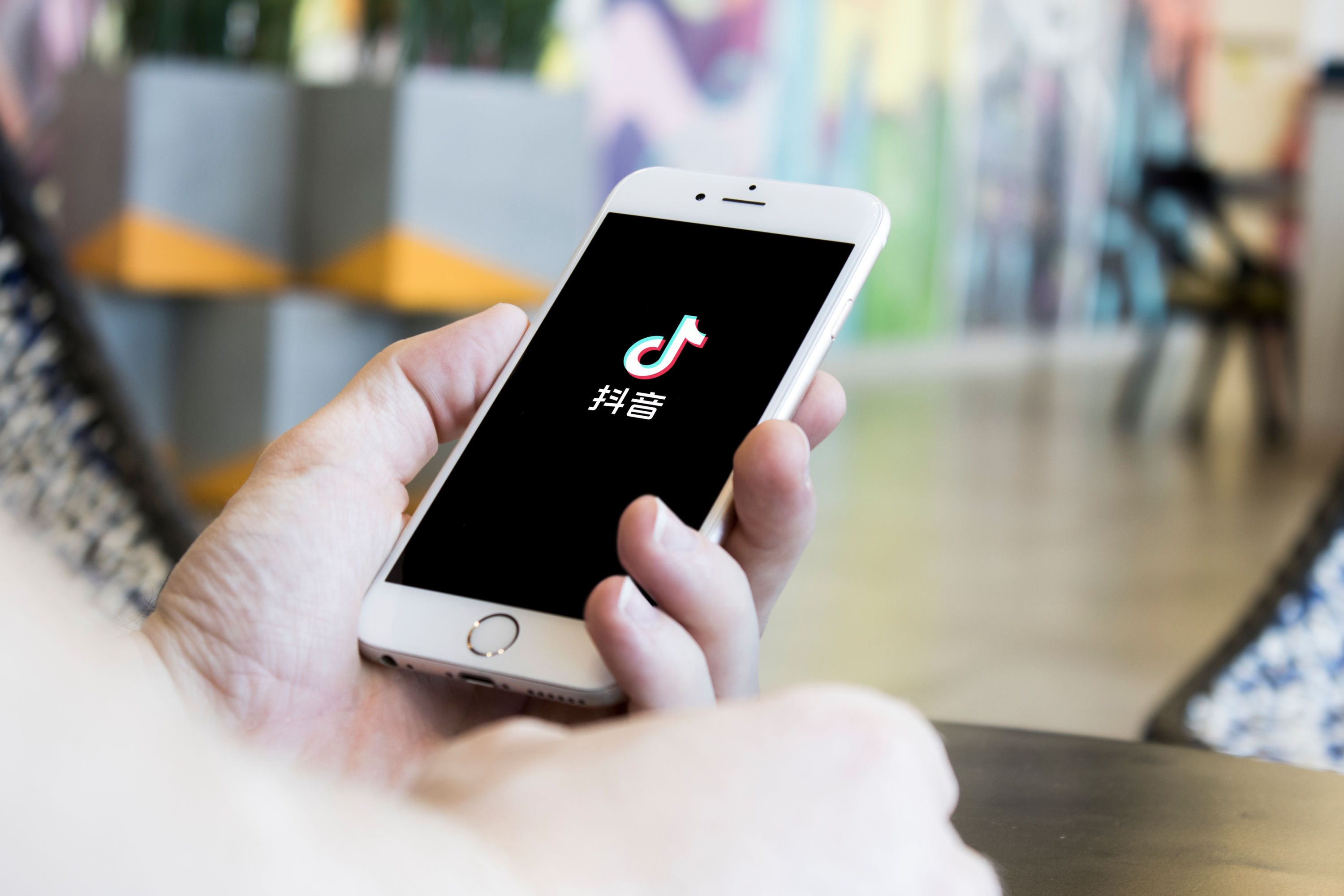 视频|跟喜马拉雅抢用户？抖音推出“听”视频功能：可后台收听视频内容