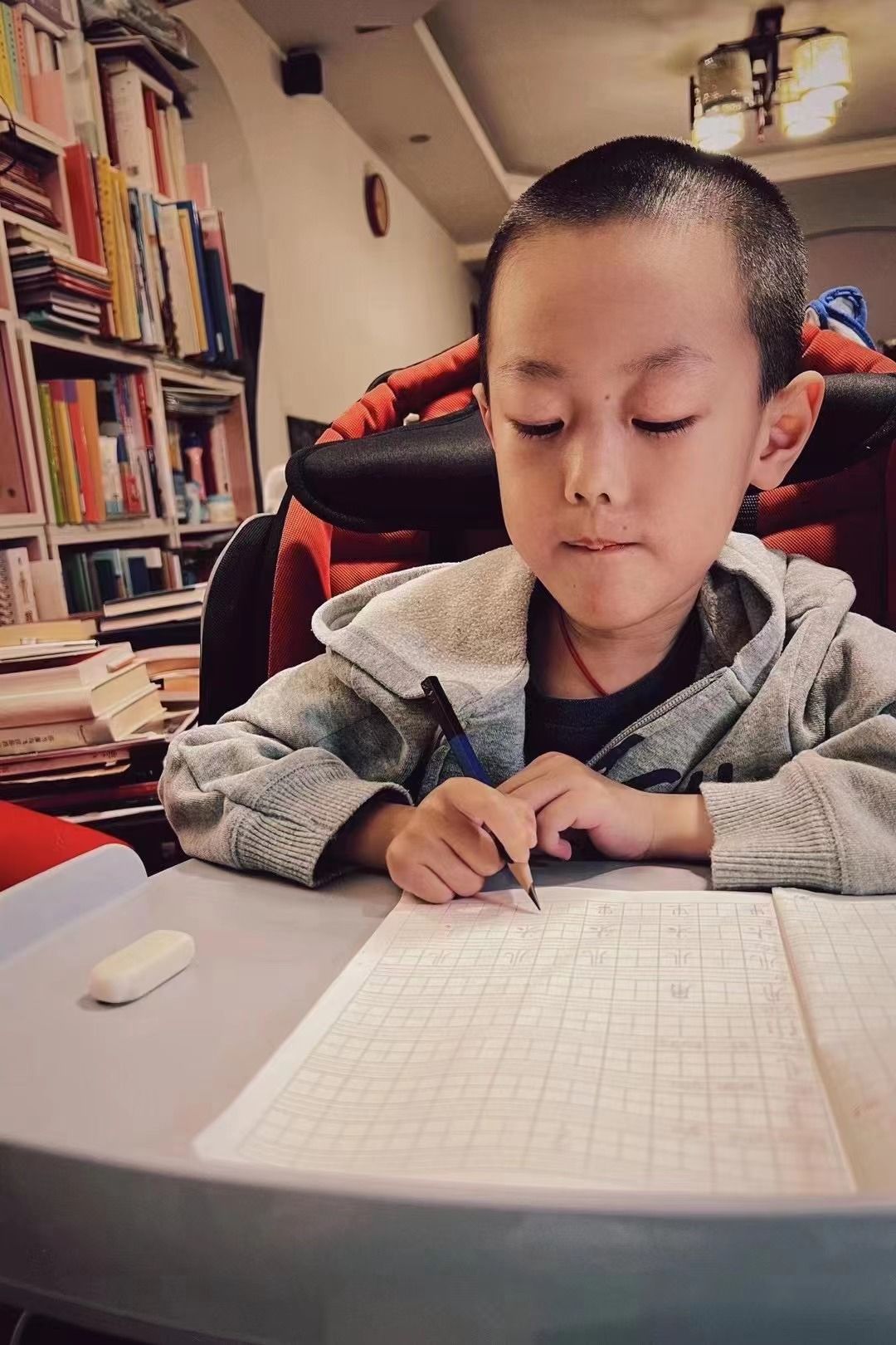 维洛|被诊断活不过3岁、开着“变形金刚”去上学的上海7岁男孩帅呆了