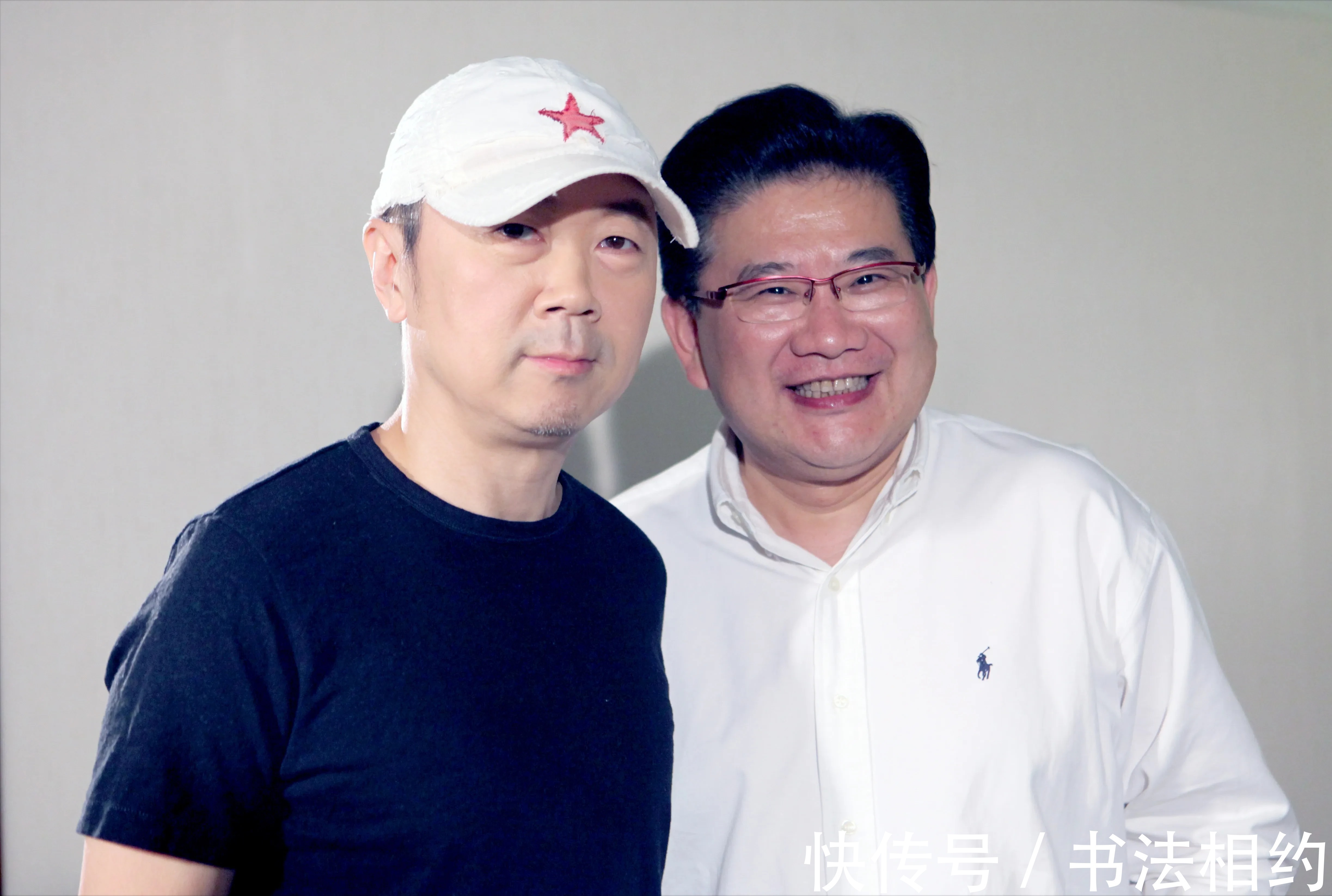 老顽童@98岁的黄永玉手抄诗歌为60岁的崔健庆生,字迹个性鲜明,晋唐味足