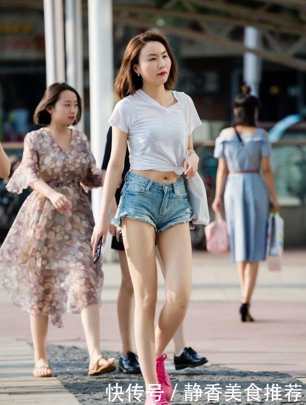 街拍:两位美女身材圆润,穿搭性感,紧身皮裤非常显身材