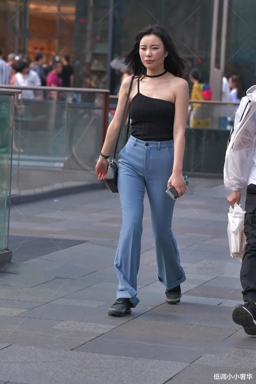 版型 黑色露肩吊带与蓝色拖地裤搭配,高级感十足,气质高贵