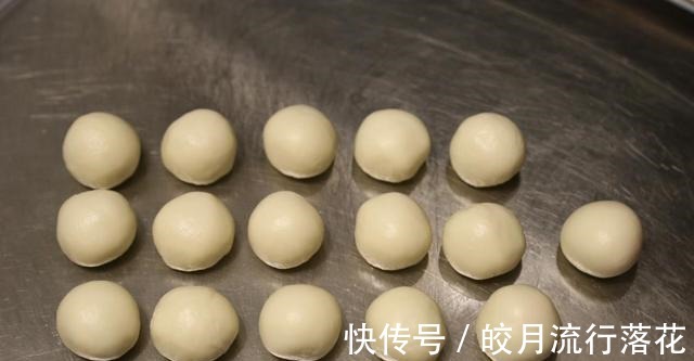 紫薯蛋黄酥|紫薯蛋黄酥的简单做法，香酥可口，营养美味！