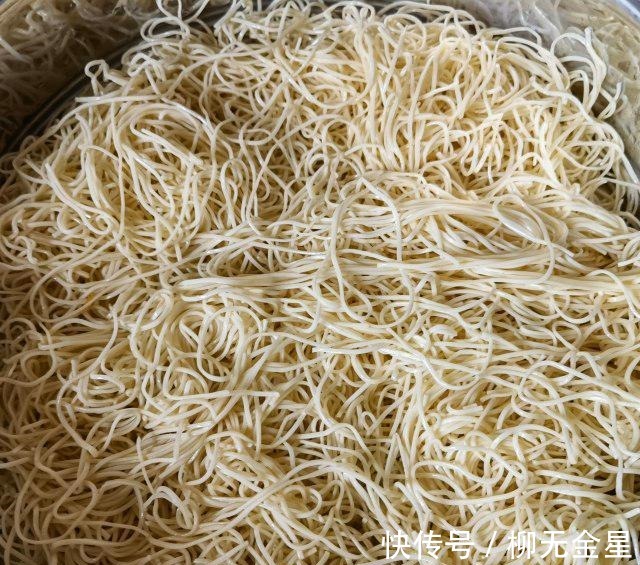 芹菜|芹菜肉丝蒸卤面,肉丝香嫩,芹菜色泽漂亮!