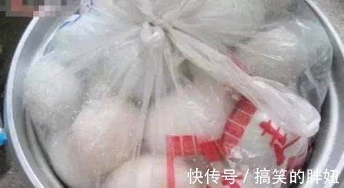 腌鸭蛋时,别只会加白酒和食盐多加一点它,蛋黄个个起沙流大油