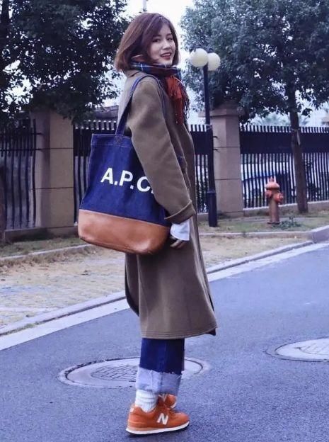 小姐姐|羊绒大衣搭配运动鞋真好看，休闲有范，时尚加倍！