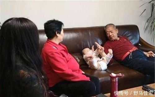 高龄|67岁大妈生娃1年后，身体年轻20岁，一家3口的生活其乐融融
