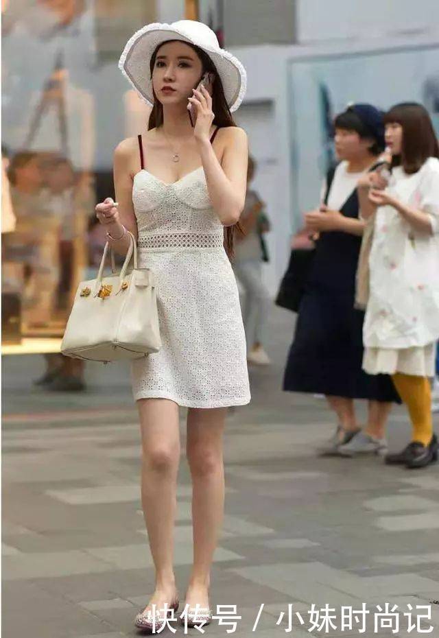 街拍:想要穿得温柔淑女一些,试试吊带连衣裙+大圆帽,真是俏皮又可爱