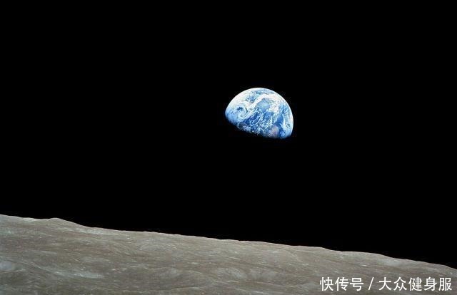 地球上可以看到星星,为什么月球上只有一片漆黑呢