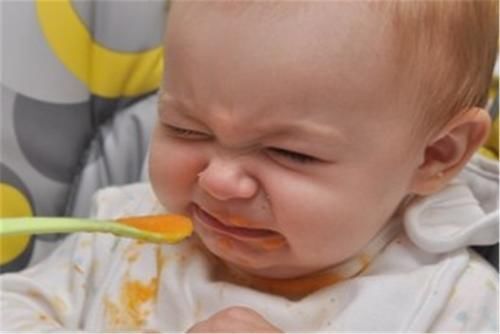 特征|当宝宝出现这4个特征时,说明积食了,父母可以试试这样改善