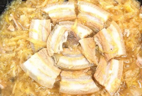 大厨|炖酸菜时,酸菜别直接就下锅,大厨教我1招,酸脆入味好吃还不腻