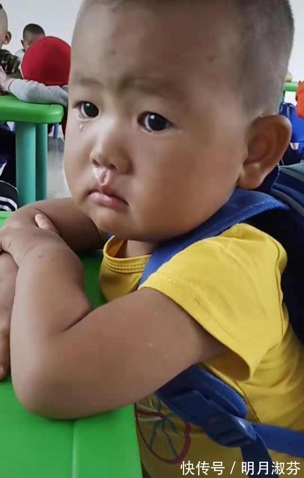 爱的代价|宝宝第一次上学,书包不离身,时刻准备回家,网友:这是要逃走吧