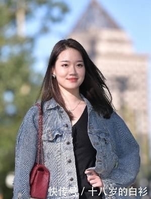 黑色连衣裙加小白鞋,搭配一件牛仔外衣,显得潇洒自若