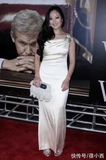 穿搭|章小蕙就算低调也满身尤物气场，穿印花裙配长卷发，妥妥的贵妇感