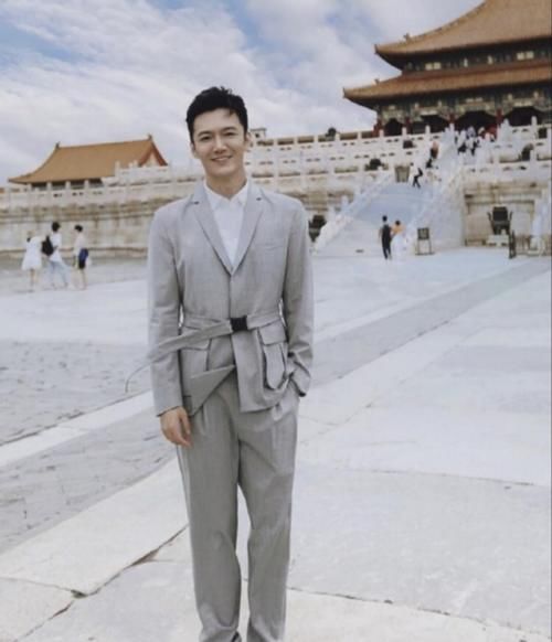 央视春晚新主持张韬帅气，高颜值神似黄晓明，与董卿康辉相处融洽