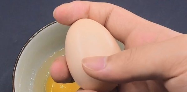 打鸡蛋时，第一步10个人有9个搞错，原来有个小窍门，方法太棒了